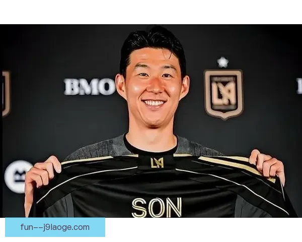 孙兴慜热刺训练后在门口为等待孩子逐一签名的温暖一幕感动球迷心