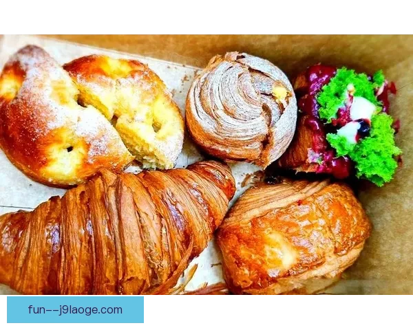 贝林厄姆在马德里知名餐厅享用美食照片曝光引关注